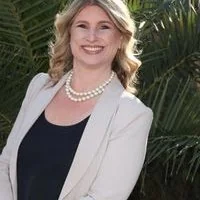 Official portrait of Julie Pazina